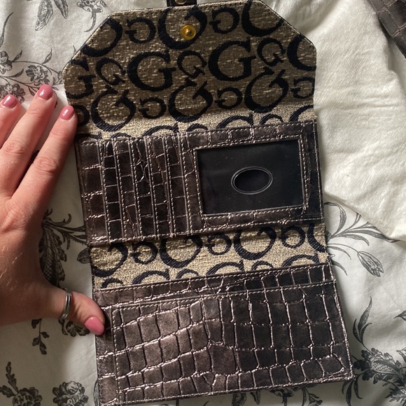 Guess handbag - Picture 2 of 3